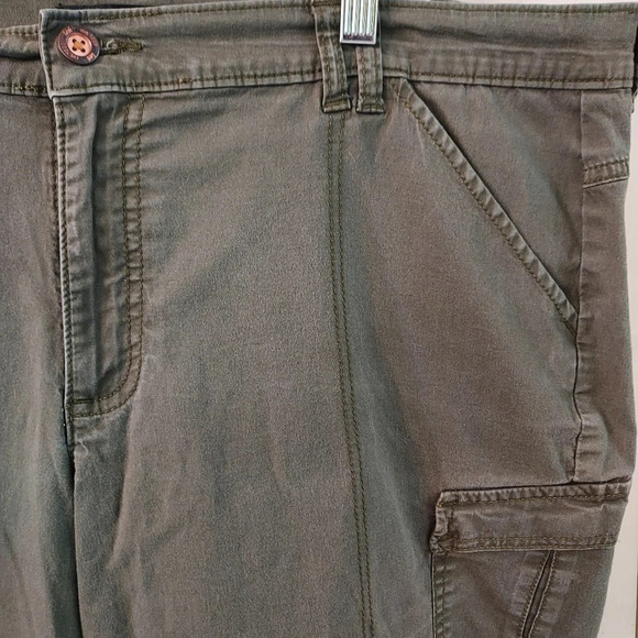Lee Midrise Fit Army/Olive Green Shorts in Size 14M - Picture 3 of 12